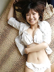 Hanai Miri posing her sexy breasts