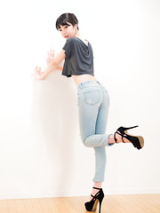 Matsuda Anna showing legs