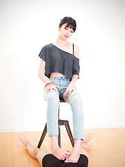 Matsuda Anna showing legs